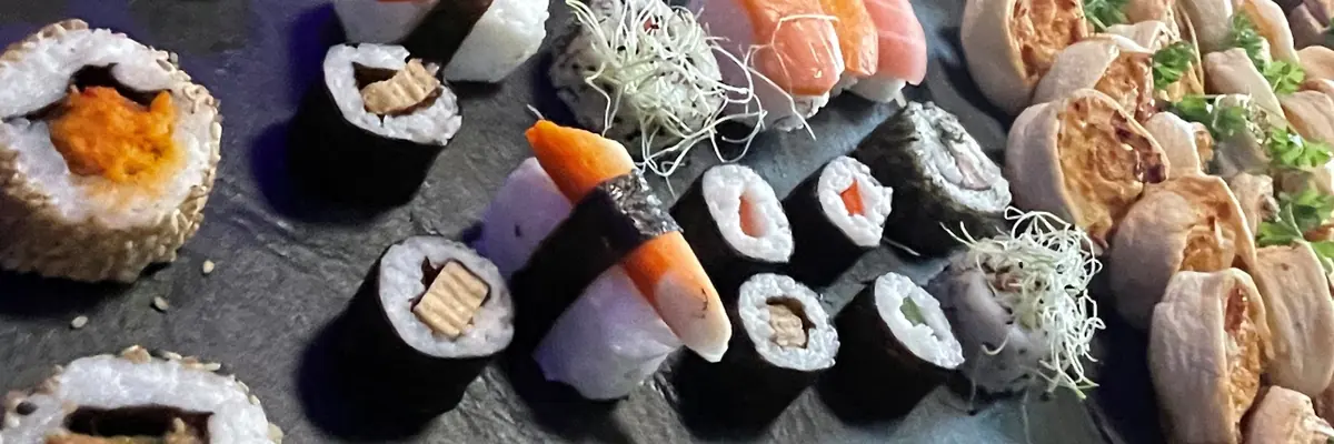 Buffet mit Sushi und Maki auf Schieferplatten