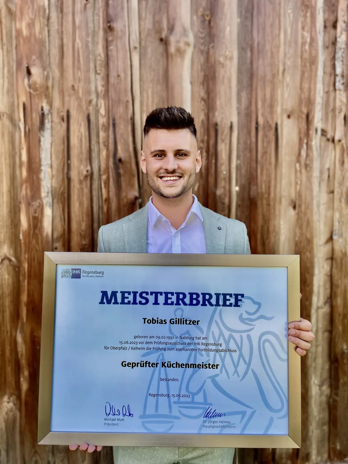 Tobias Gillitzer mit seinem Meisterbrief als geprüfter Küchenmeister
